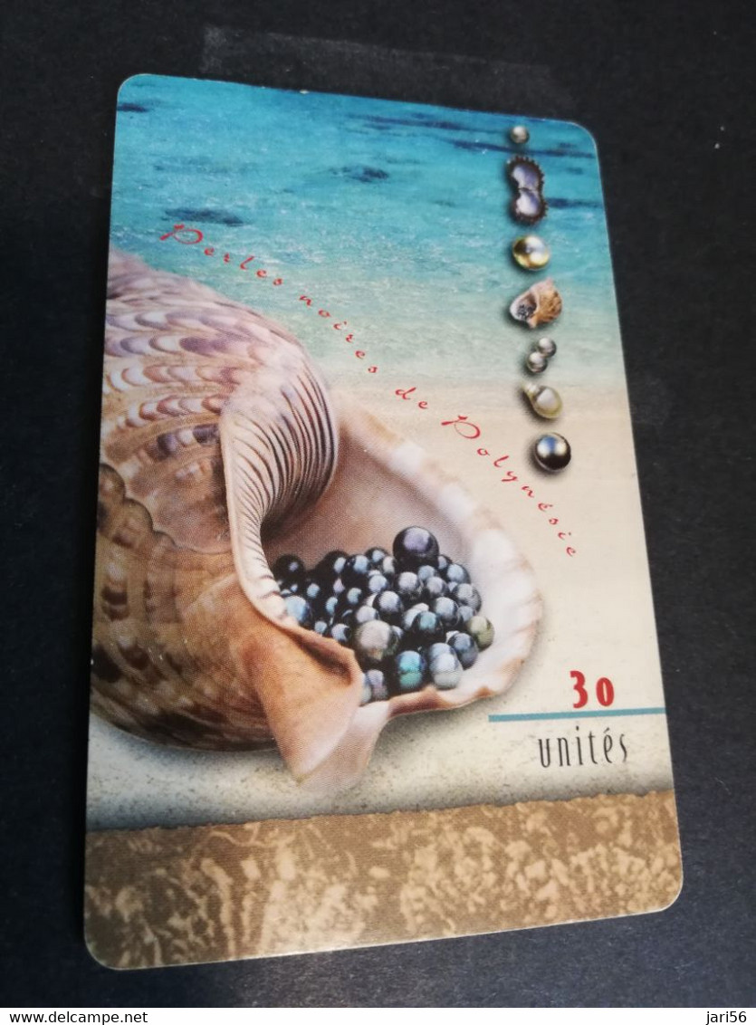 POLINESIA FRANCAISE  CHIPCARD  30 UNITS   SHELL WITH PEARLS  ON BEACH /PERLES NOIRES  POLYNESIEN                **4950** - Polynésie Française