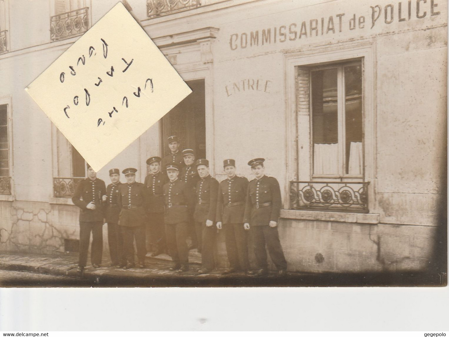 ROSNY Sous BOIS - On Pose Devant L' Entrée Du Commissariat De Police      ( Carte Photo ) - Rosny Sous Bois