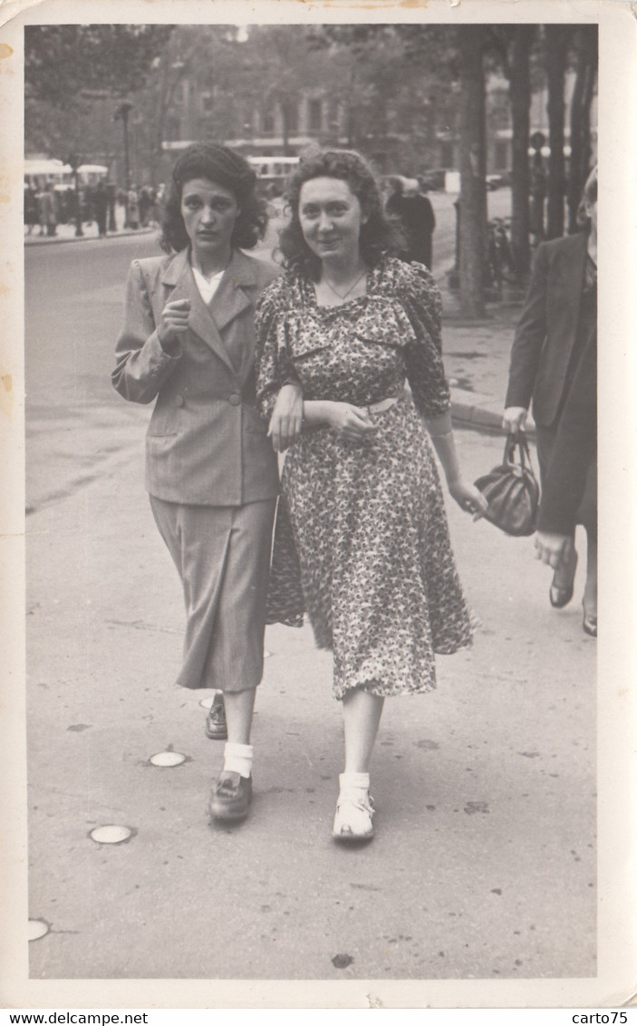 Photographie - Jeunes Femmes Marchant Dans Paris - Années 1950 - Fotografie