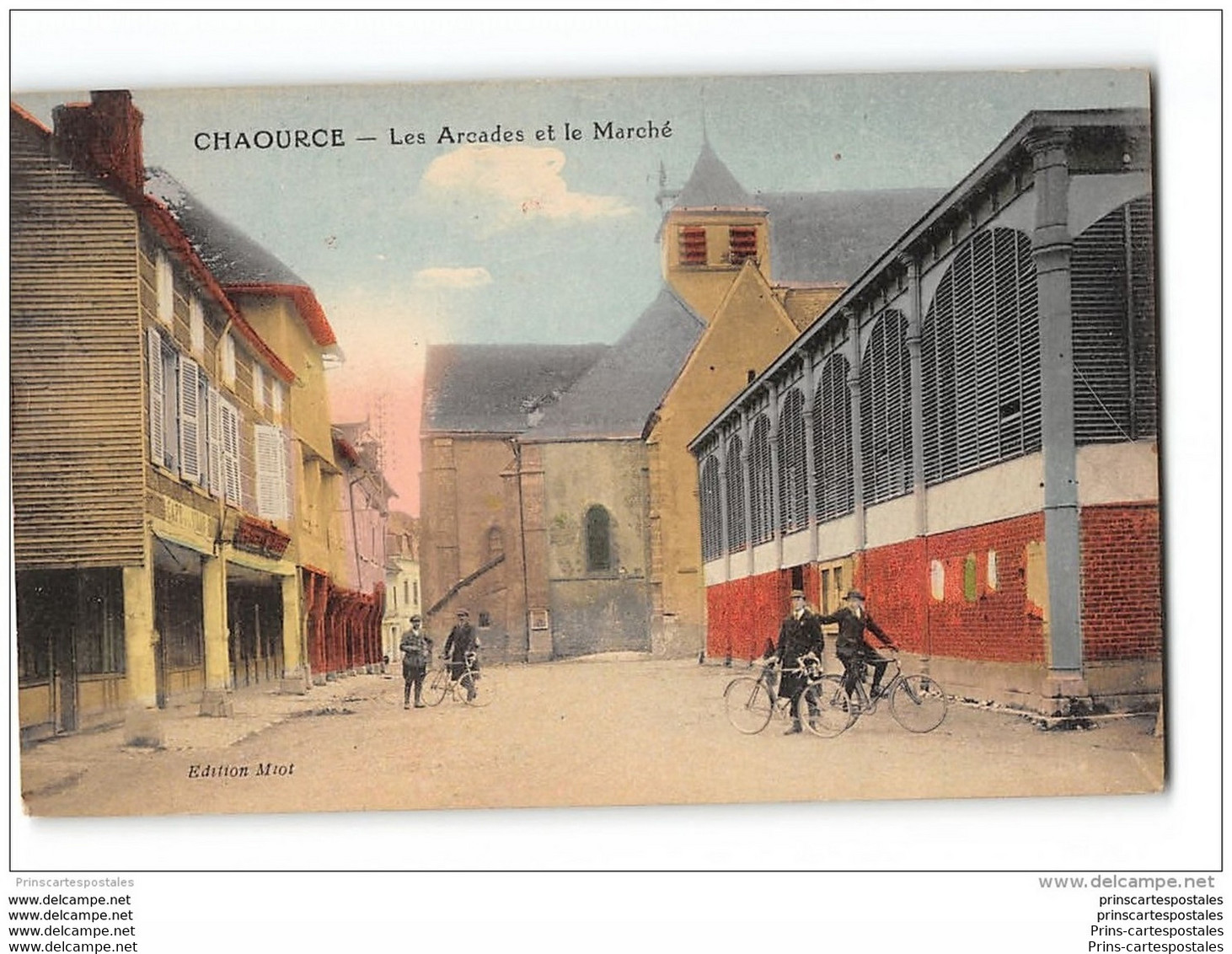 CPA 10 Chaource Les Arcades Et Le Marché - Chaource