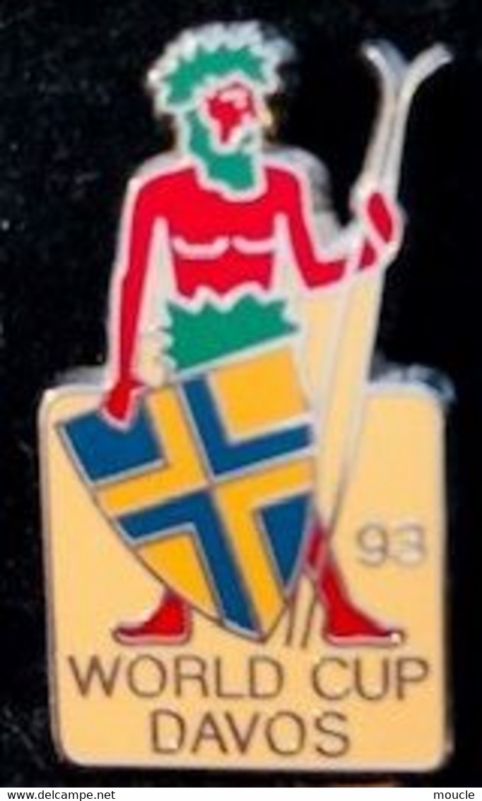 WORLD CUP DAVOS 93 - CANTON DE GRISONS - SKI NORDIQUE - PIN'S HUGUENIN -EGF-SWISS MADE-SCHWEIZ-SUISSE-FOND BEIGE -(BLEU) - Sport Invernali