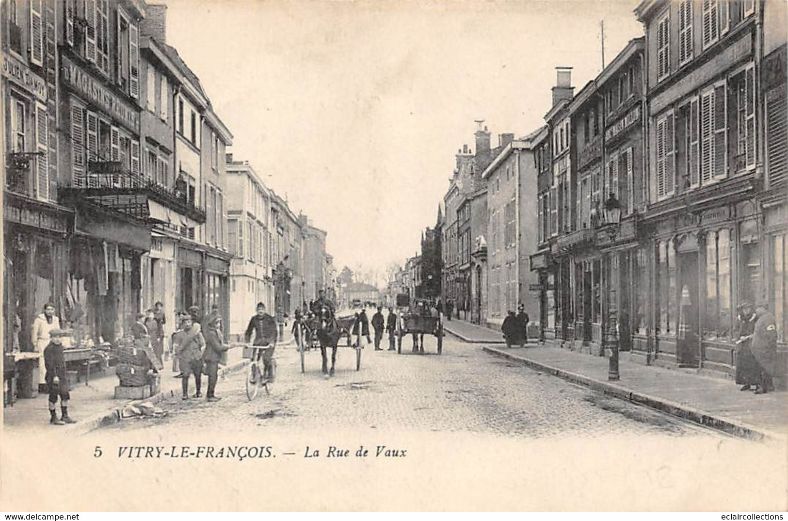 Vitry Le François           51      La Rue De Vaux     N° 5       -  Pli  -       (voir Scan) - Vitry-le-François