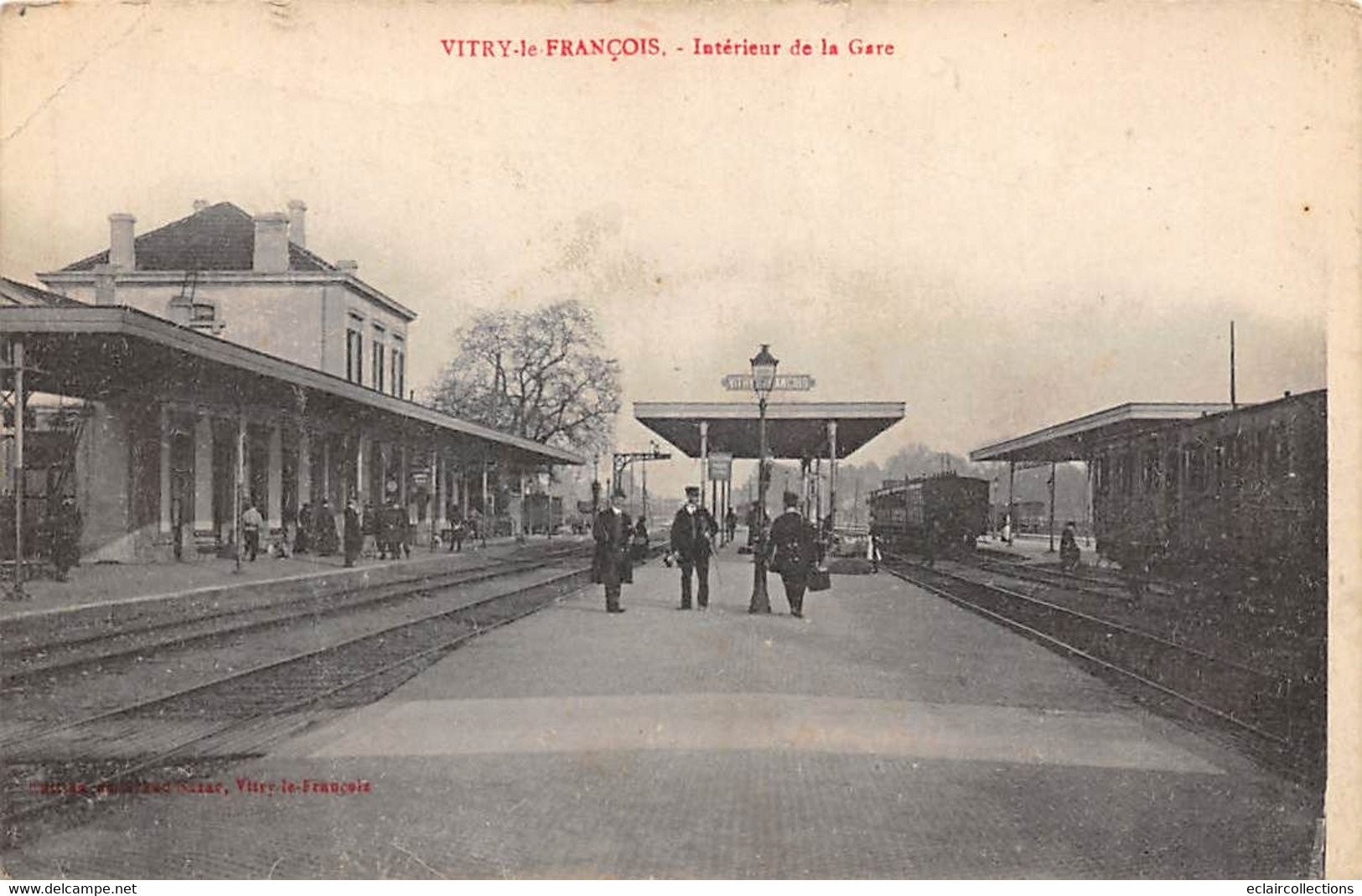 Vitry Le François           51           Intérieur De La Gare . Train .           (voir Scan) - Vitry-le-François