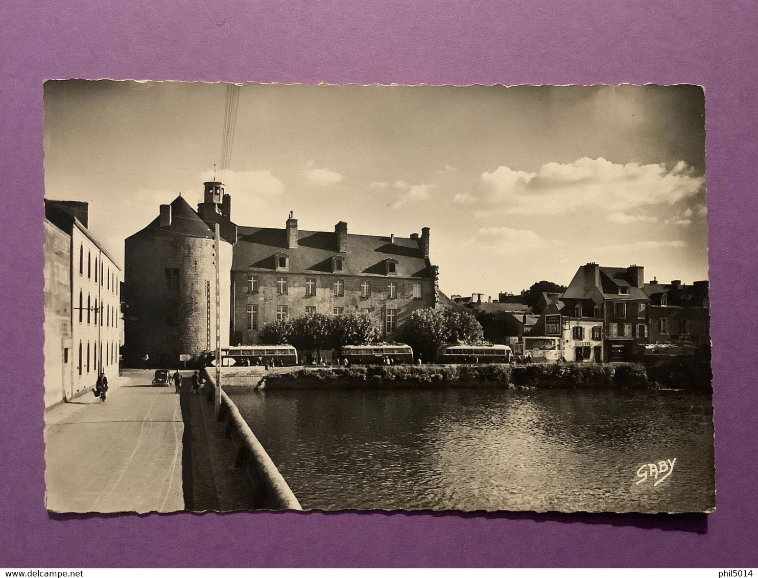 29   CPSM Petit Format De PONT L’ABBÉ   Le Château Sur L’Etang    Plan Avec Bus   (voir Verso)    Très Bon état - Pont L'Abbe