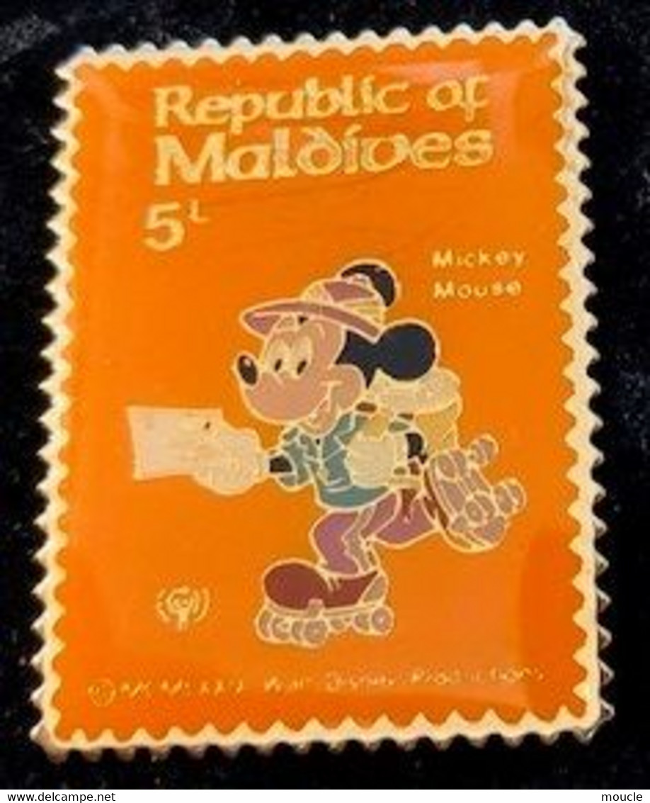 MICKEY MOUSE FACTEUR EN PATINS A ROULETTES - WALT DISNEY - SOURIS - MAUS - TIMBRE - REPUBLIC OF MALDIVES -     (1) - Disney