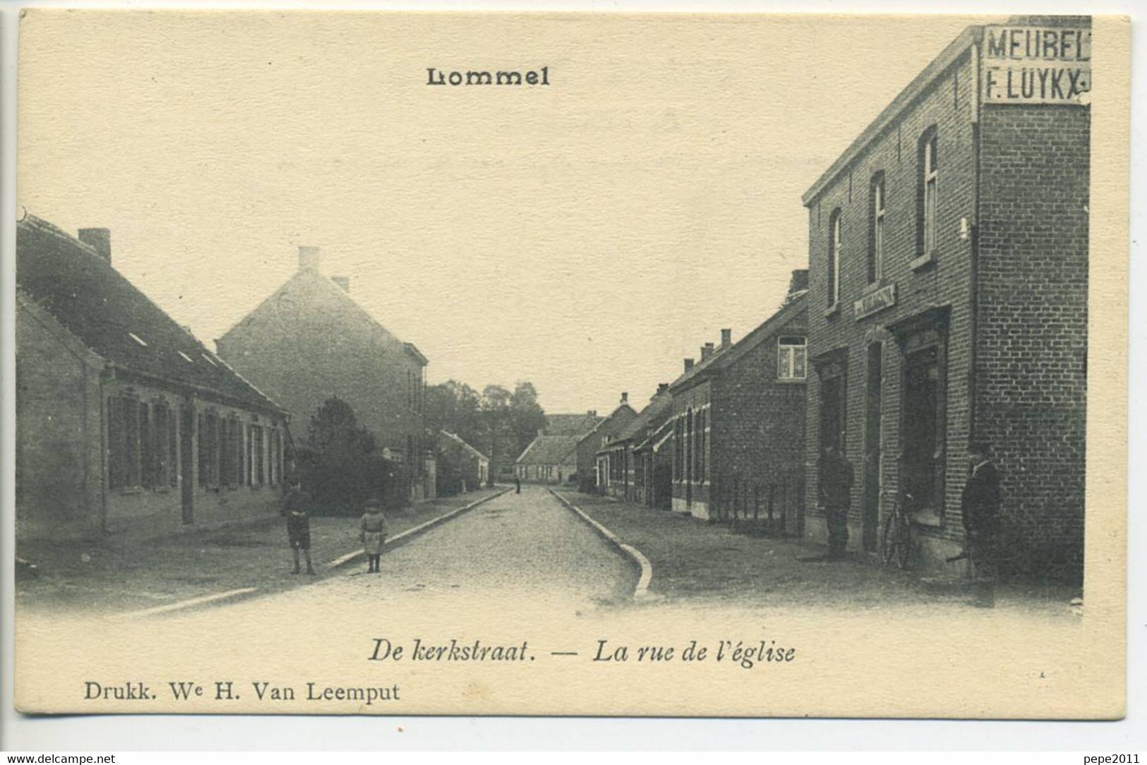 CPA LOMMEL De Kerkstraat Rue De L'Eglise Animation Peu Commune - Lommel