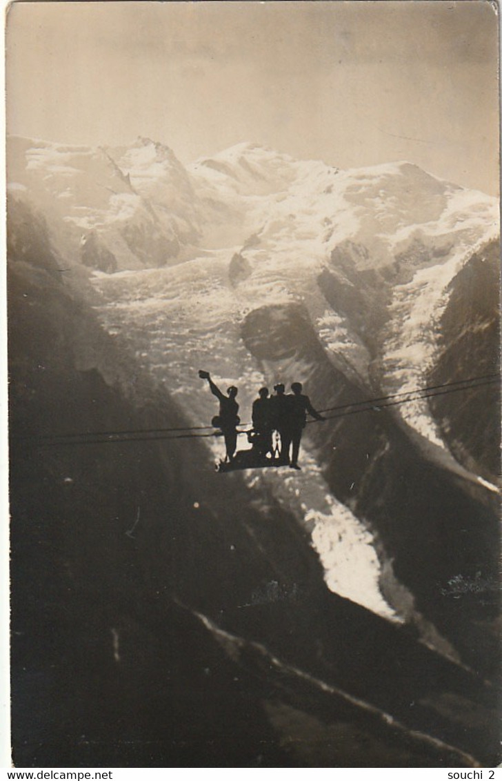 Z+ 24-(74) CHAMONIX -  LES CABLIERS DU TELEPHERIQUE DU BREVENT SALUENT L' AVIATEUR THORET - PHOTO. OLIVIER , CHAMONIX - - Chamonix-Mont-Blanc