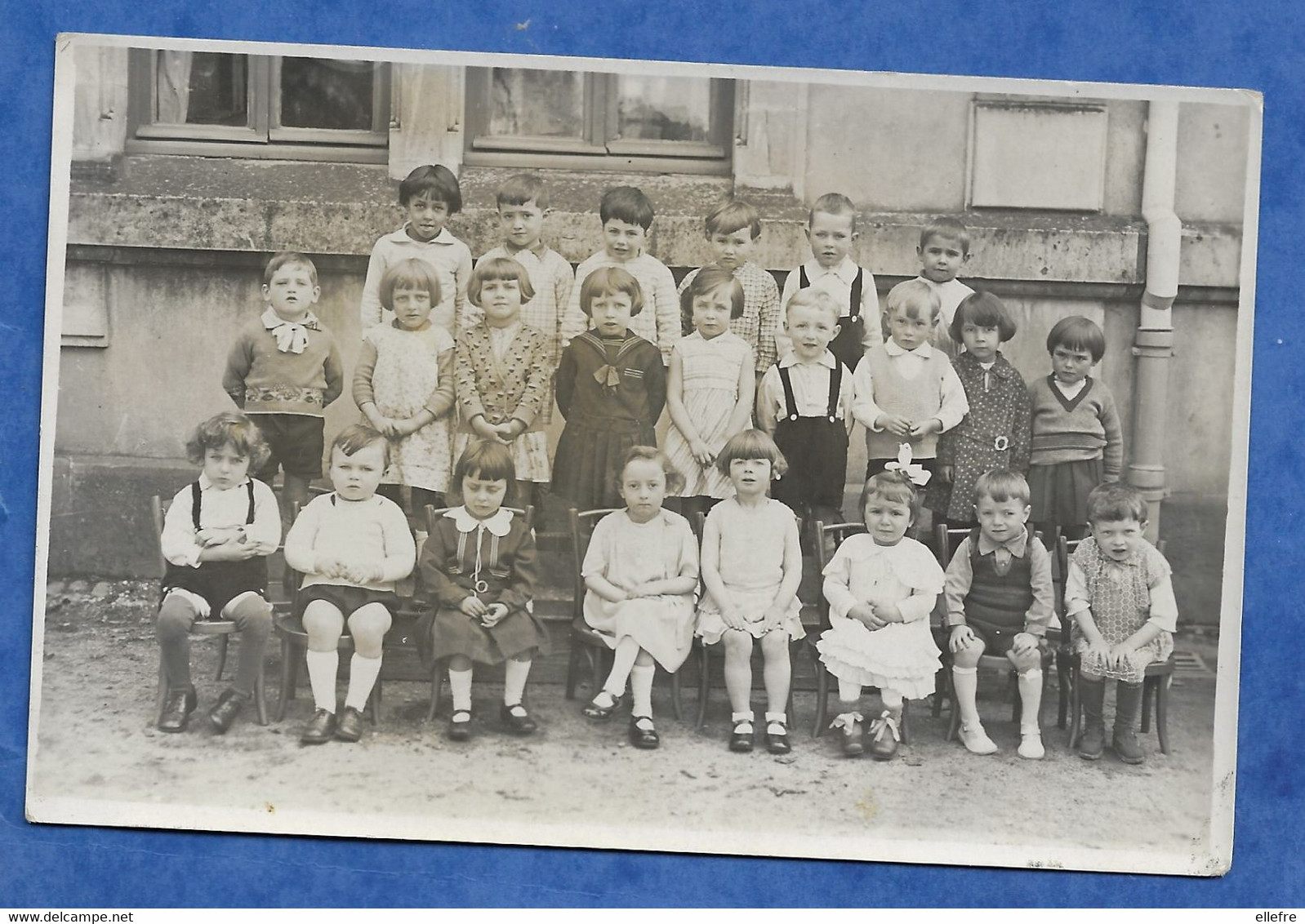 CPA Carte Photo école Photo De Classe Mixte Enfants CP Très Pittoresque Lieu à Identifier ( Paris Ou Petite Couronne ) - Schools