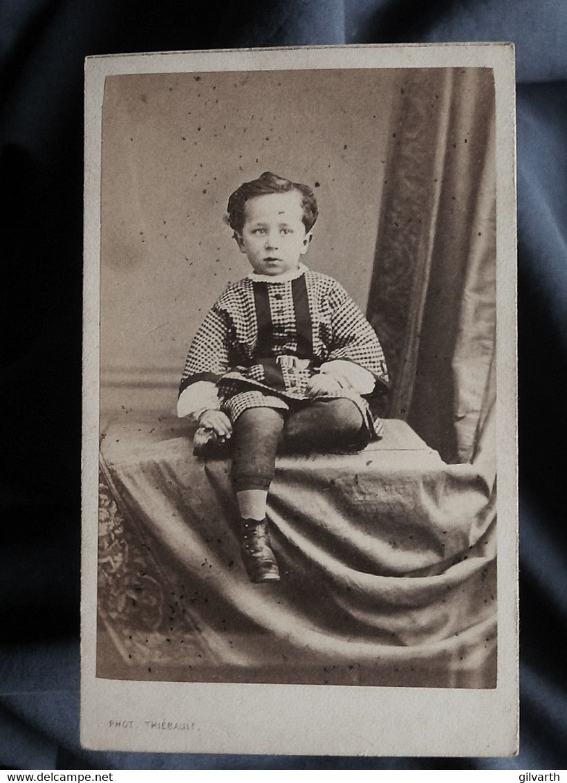 Photo CDV Thiebault à Paris  Petit Garçon Assis  Veste à Carreaux  Sec. Empire  CA 1860-65 - L379 - Oud (voor 1900)