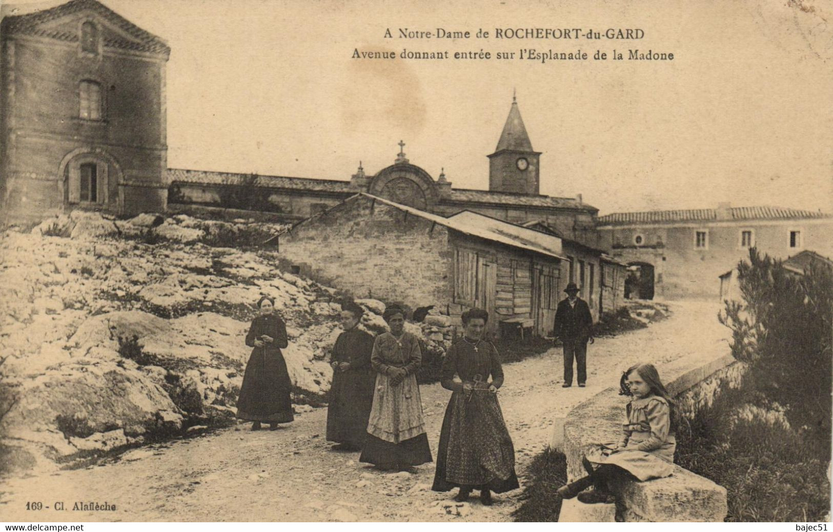 A Notre Dame De Rochefort Du Gard - Avenue Donnant Entrée Sur L'Esplanade De La Madone - Rochefort-du-Gard