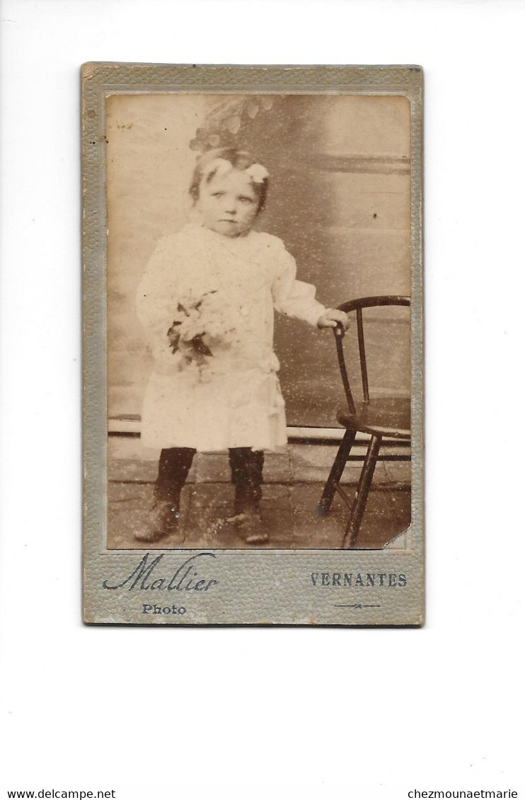 VERNANTES - PETITE FILLE AVEC BOUQUET - CDV PHOTO MALLIER MAINE ET LOIRE - Anonyme Personen