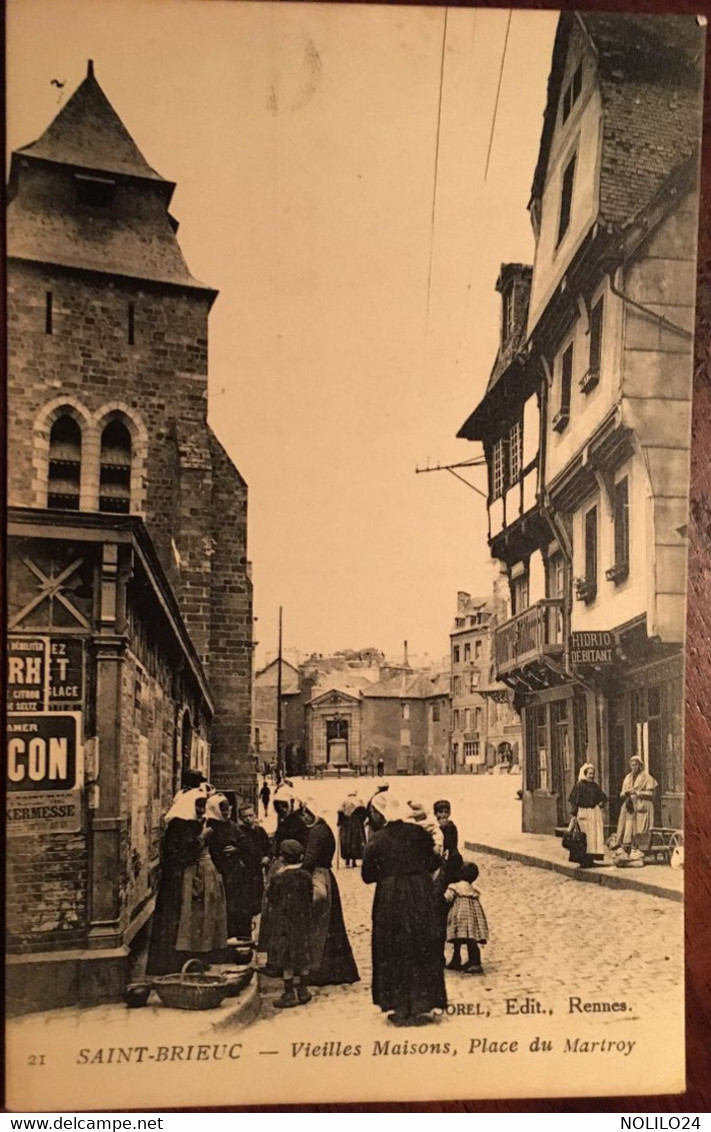 Cpa 1918, SAINT BRIEUC (22) Vieilles Maisons, Place Du Martroy, Animée,(adressée à Adjudant 248 è RI, 30è Cie Guingamp) - Saint-Brieuc