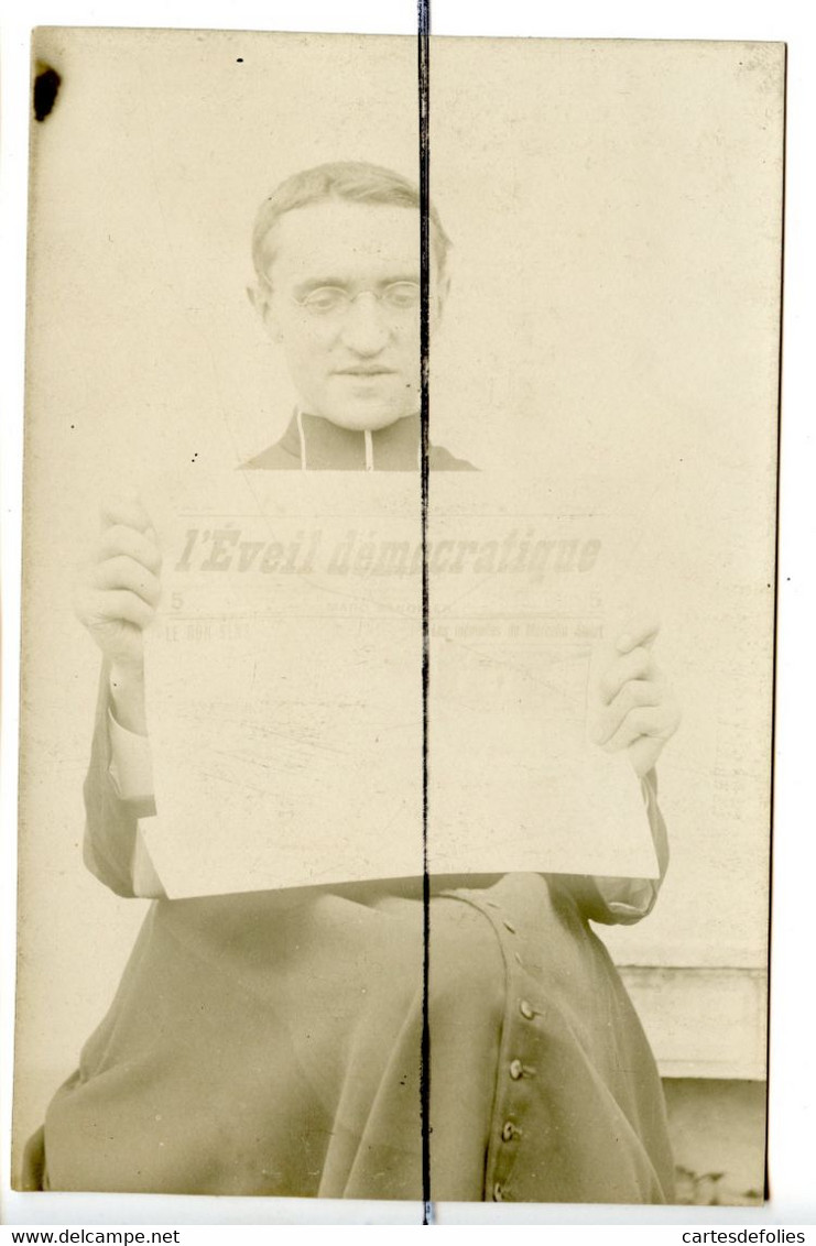 CARTE PHOTO. Un Homme D'église  Tenant Le Journal L'éveil Démocratique Dans Ses Mains. Prêtre, Curé, Religieux, évêque . - Fotografía