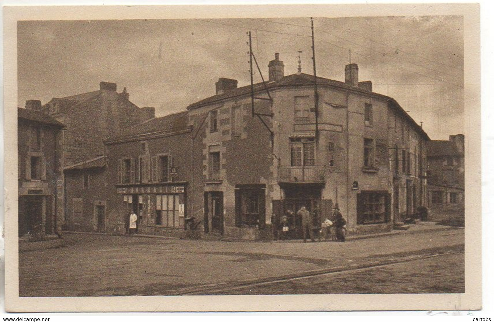 86  MONTS-sur-GUESNES  Carrefour De La Route De Loudun Et Rue Basse - Monts Sur Guesnes