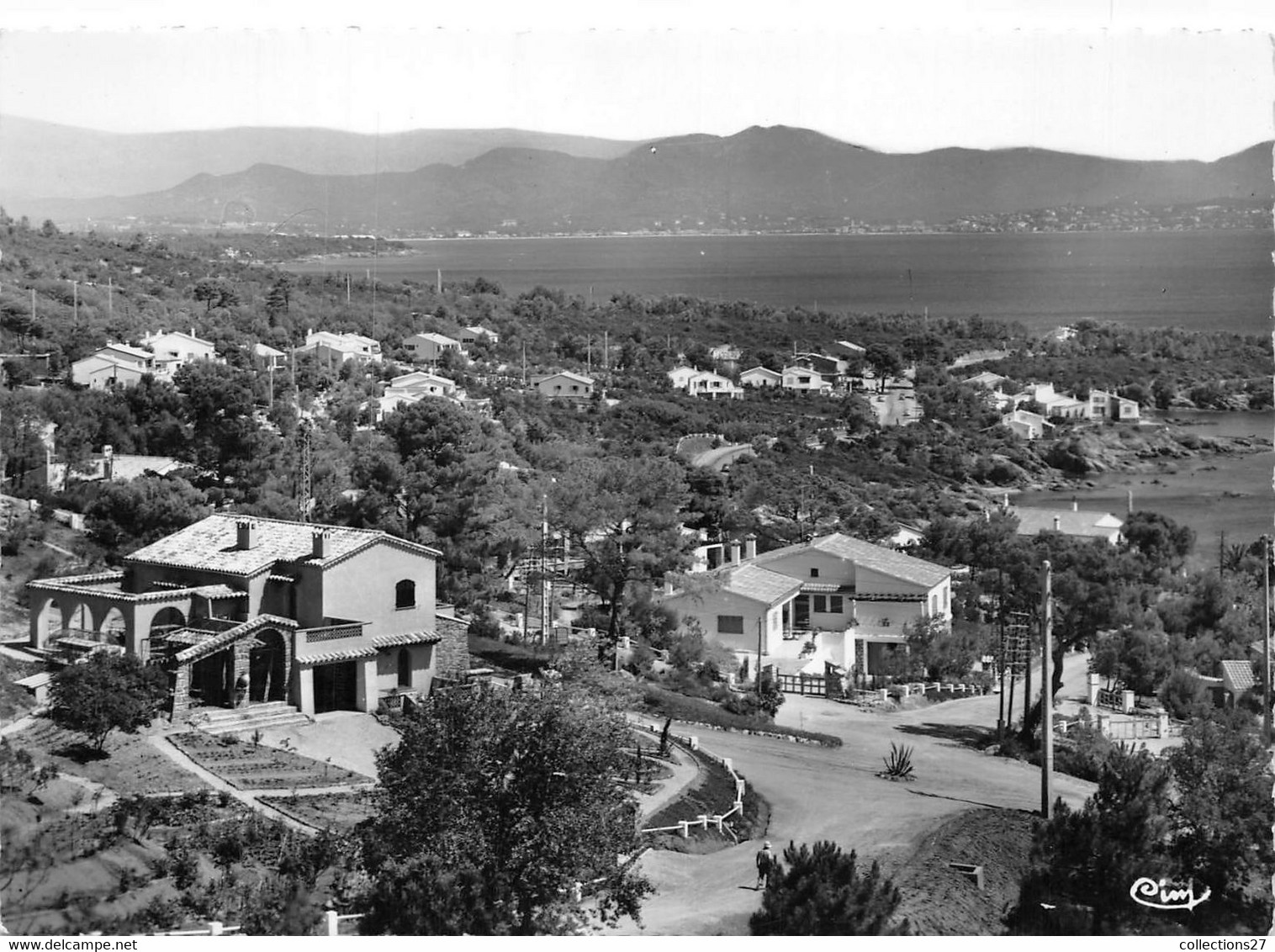 83-LES-ISSAMBRES-VUE GENERALE DANS LE FOND ST-RAPHAËL - Les Issambres