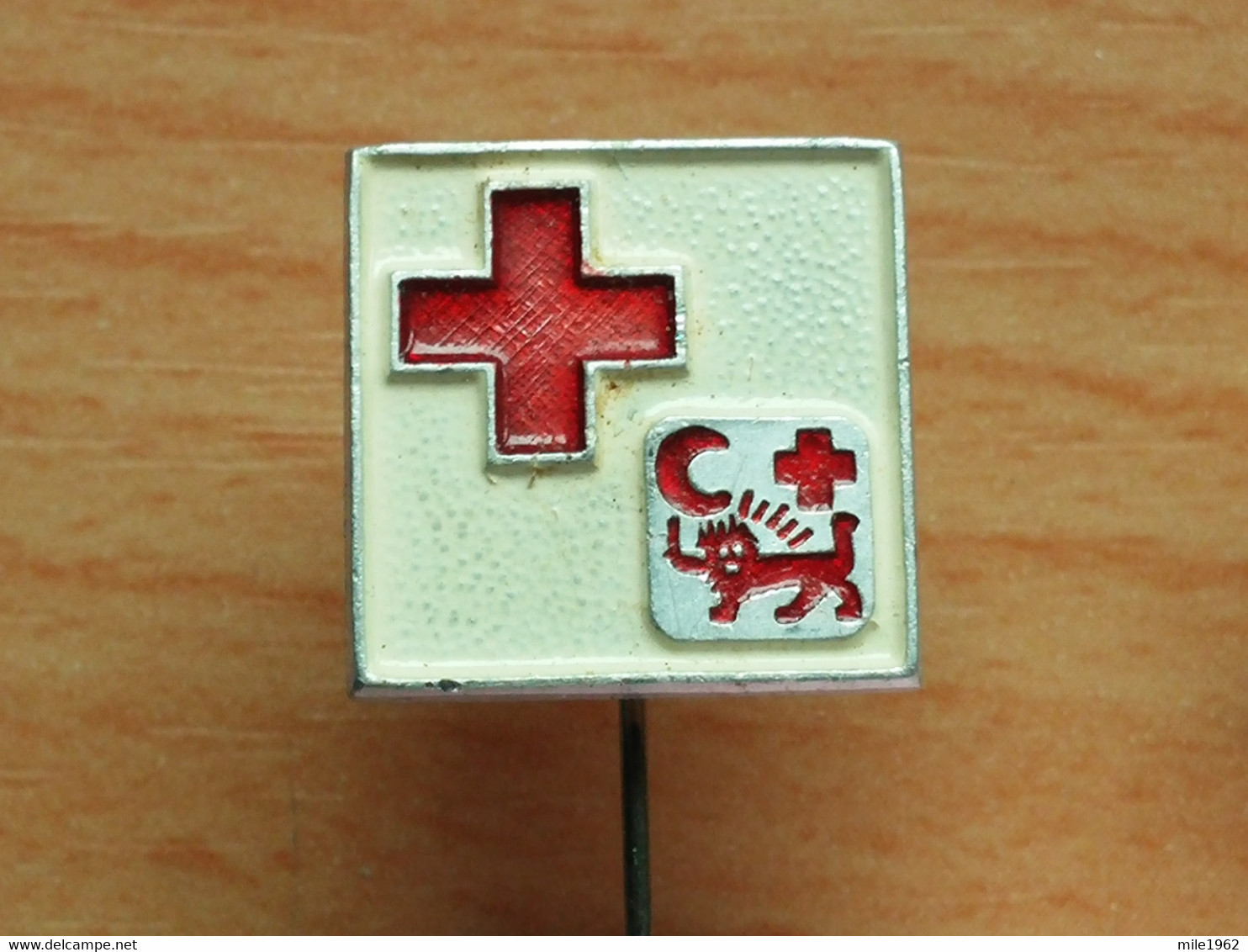 BADGE Z-27-3 - RED CROSS, CROIX ROUGE, SPENDE BLUT, - Médical