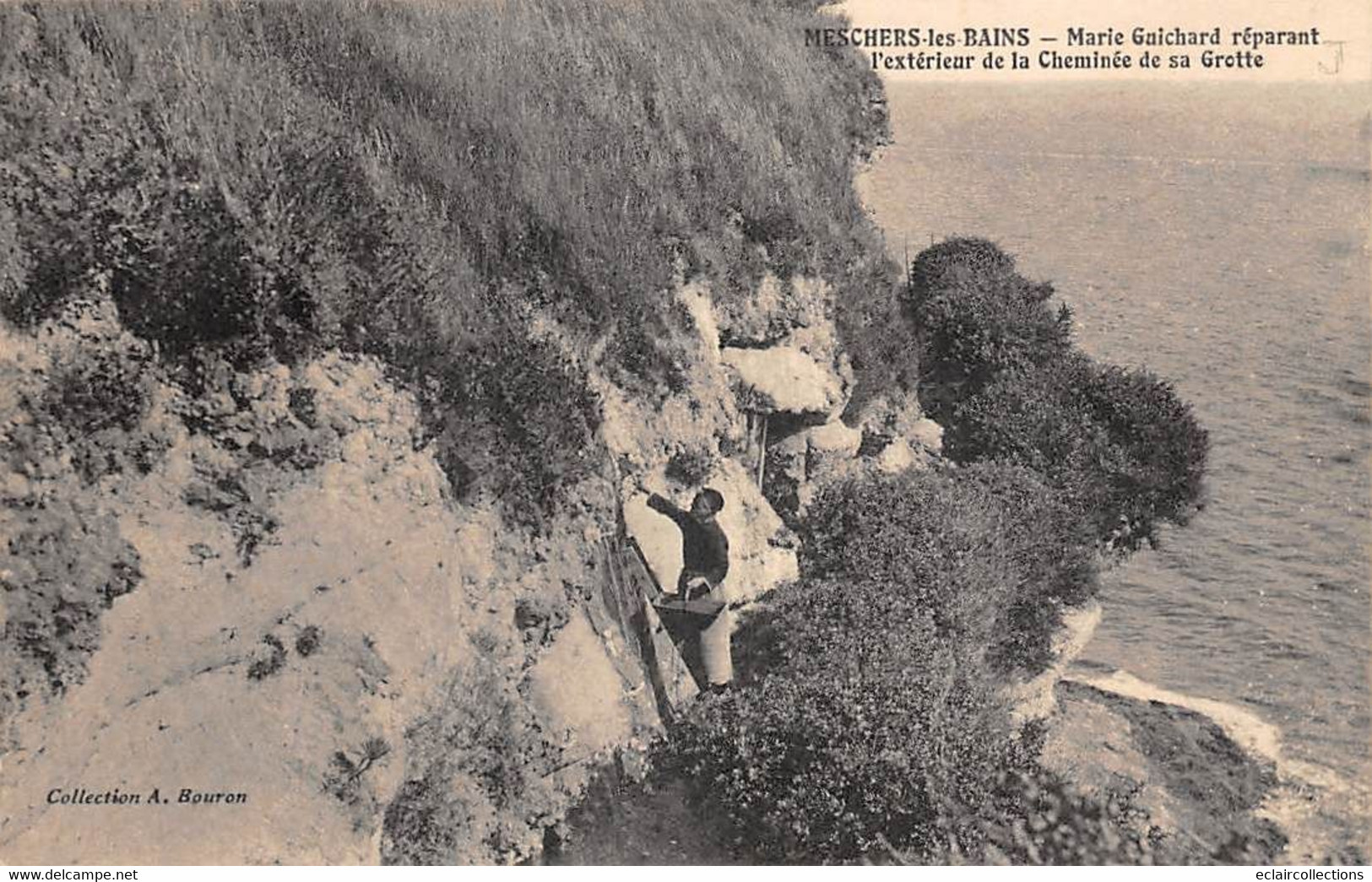 Meschers      17      Marie Guichard Réparant La Cheminée A L'extérieur De Sa Grotte    (voir Scan) - Meschers