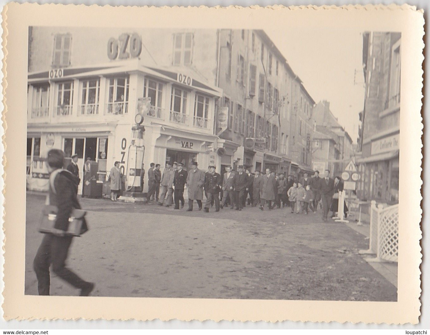 PHOTO LE POULIGUEN LA BAULE DEFILE MILITAIRE ( STATION ESSENCE OZO ) - Lugares