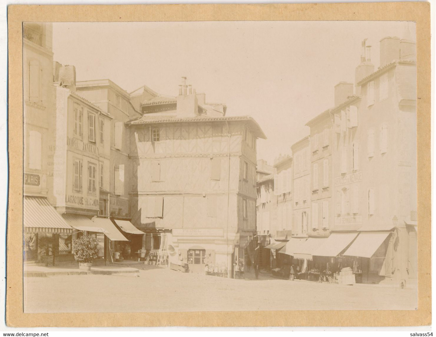 Petite Photo  (11,5 X 9 Cm) : AUCH - Place De L'église - Hôtel De Paris - Août 1919 (BP) - Places