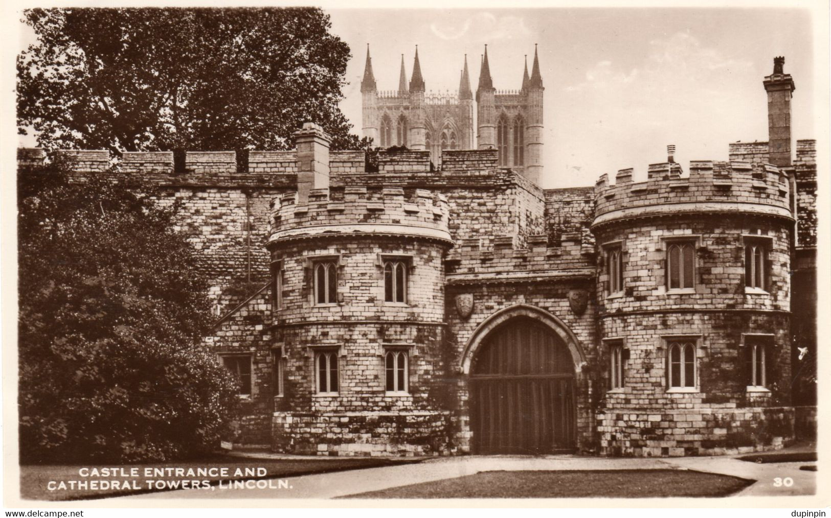 CASTLE ENTRANCE AND CATHEDRAL TOWERS - LINCOLN - Lincoln