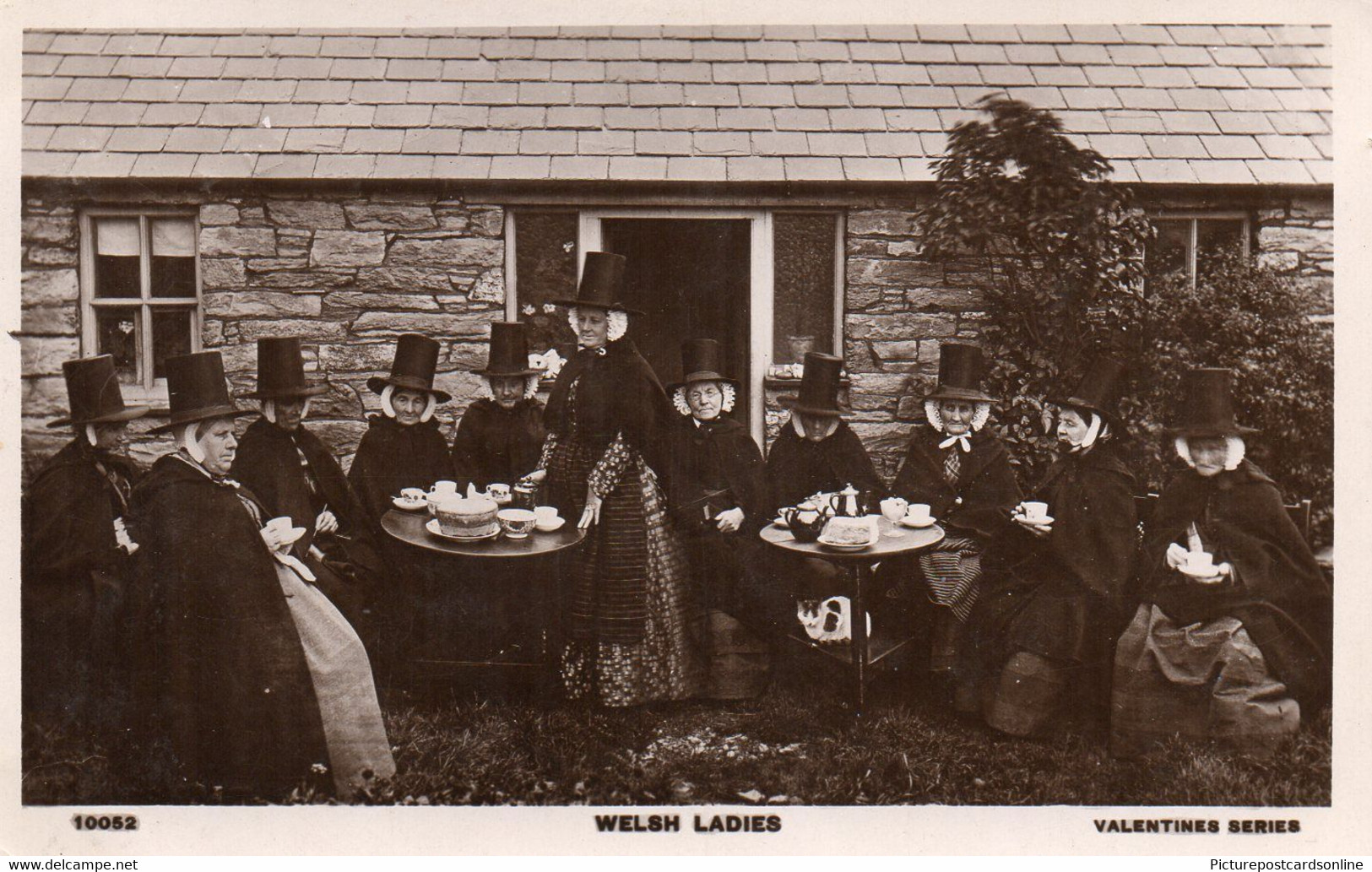 WELSH LADIES NICE OLD R/P POSTCARD POSTED IN AMLWCH ANGLESEY - Anglesey