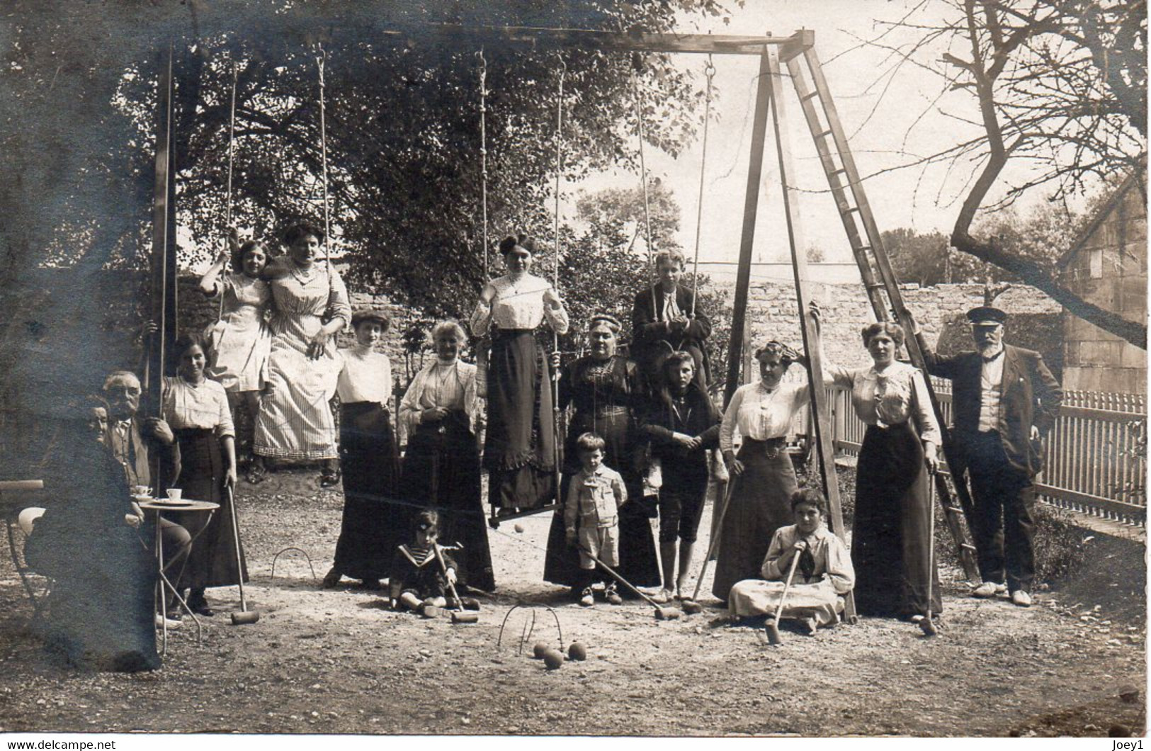 Carte Photo Femmes Enfants Et Hommes Sous La Balançoire. - Personnes Anonymes