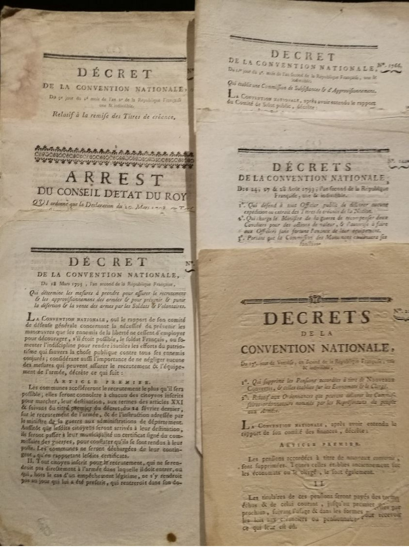 Lot de 100 loi, décret, arrest,.....essentiellement révolution, qqs 1716