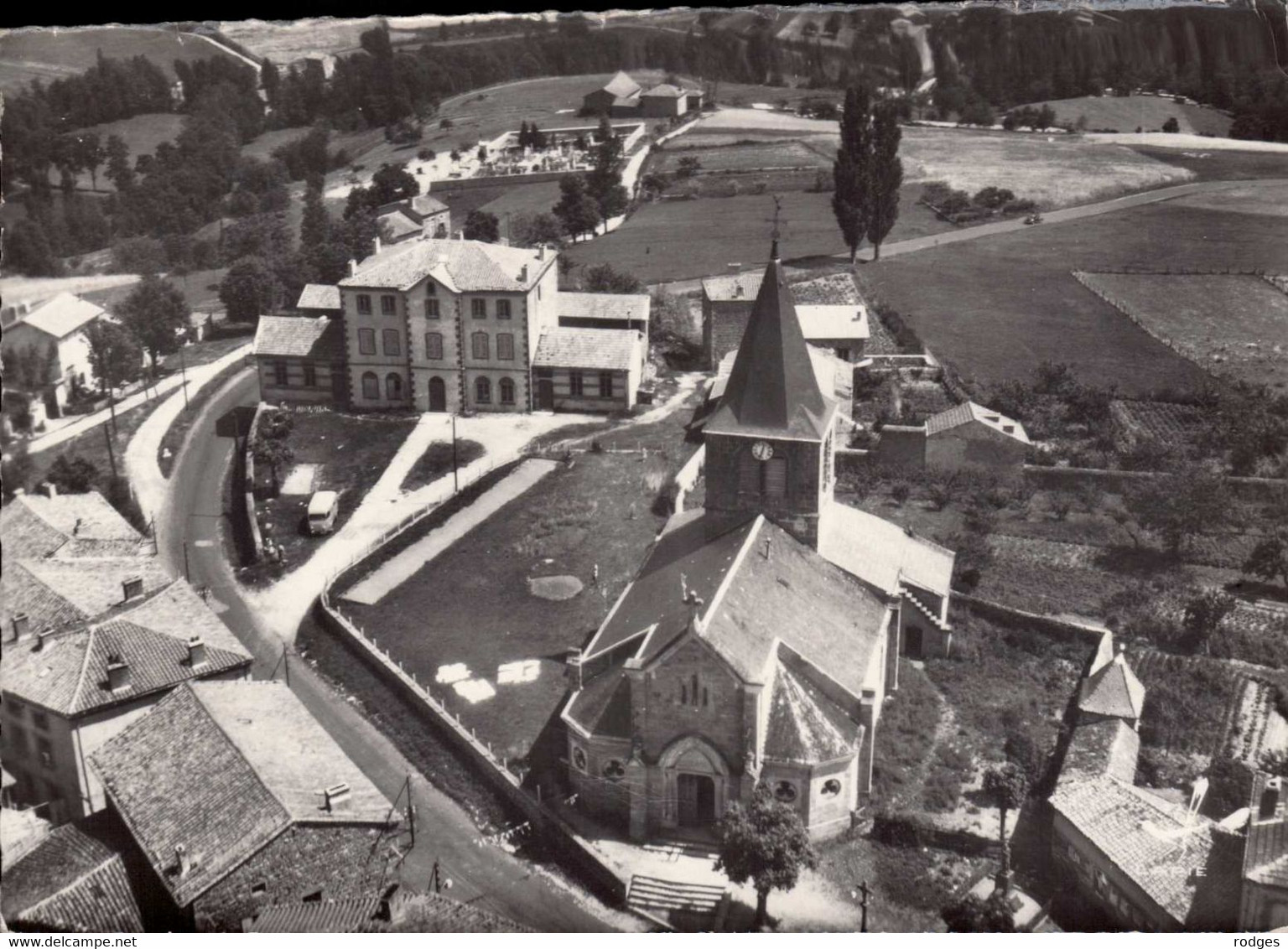 Dep 42 , Cpsm SAINT JEAN SOLEYMIEUX , 4 , L'école Et L'église (27081) - Saint Jean Soleymieux