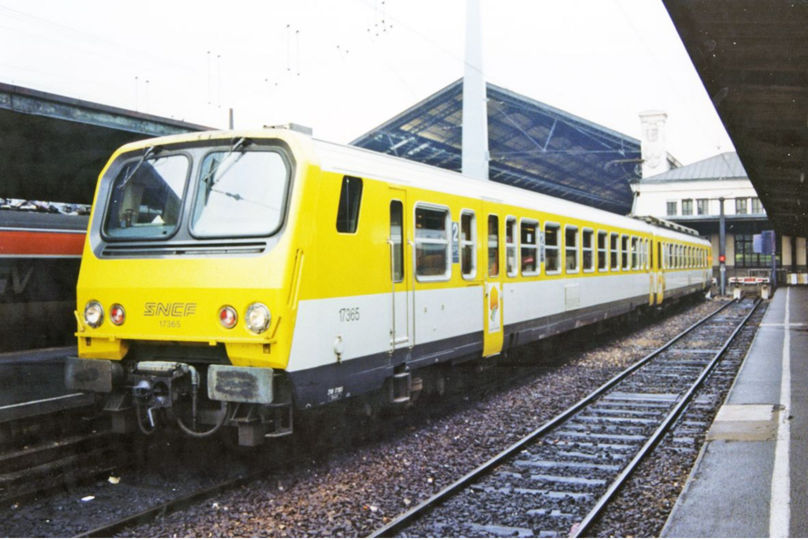 Lyon (69) 27 Décembre 1990 - En Gare De Pérrache, Automotrice ZABD7365/ZRBx17365 - Stations With Trains