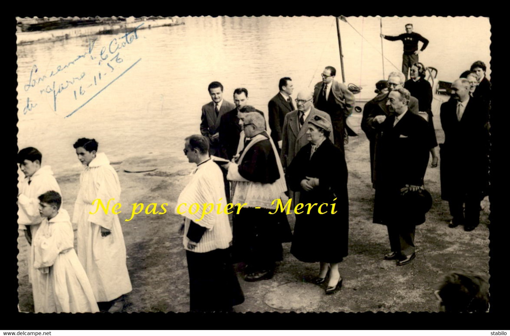13 - LA CIOTAT - LES PERSONNALITES AU LANCEMENT DU CARGOT YARRA DES MESSAGERIES MARITIMES LE 26.11.1956 - CARTE PHOTO - La Ciotat