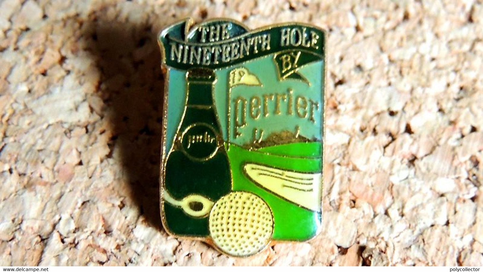 Pin's SODA EAU MINERALE - PERRIER Golf 19° Trou Pour Les USA - Verni époxy - Fabricant AB (ARTHUS BERTRAND éco) - Beverages