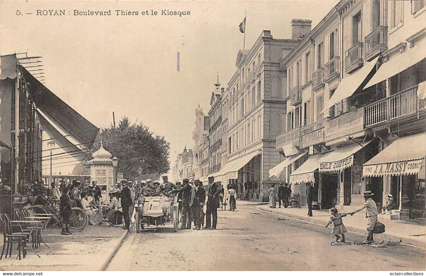 Royan        17           Boulevard Thiers Et Le Kiosque . Voiture Renault           (voir Scan) - Royan