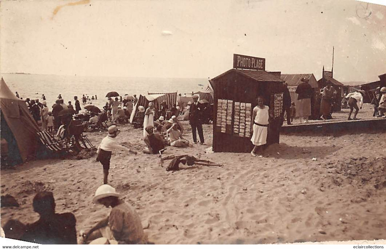 Royan         17         Kiosque De La Boutique Photo-Plage   Cartes Postales         Carte Photo        (voir Scan) - Royan