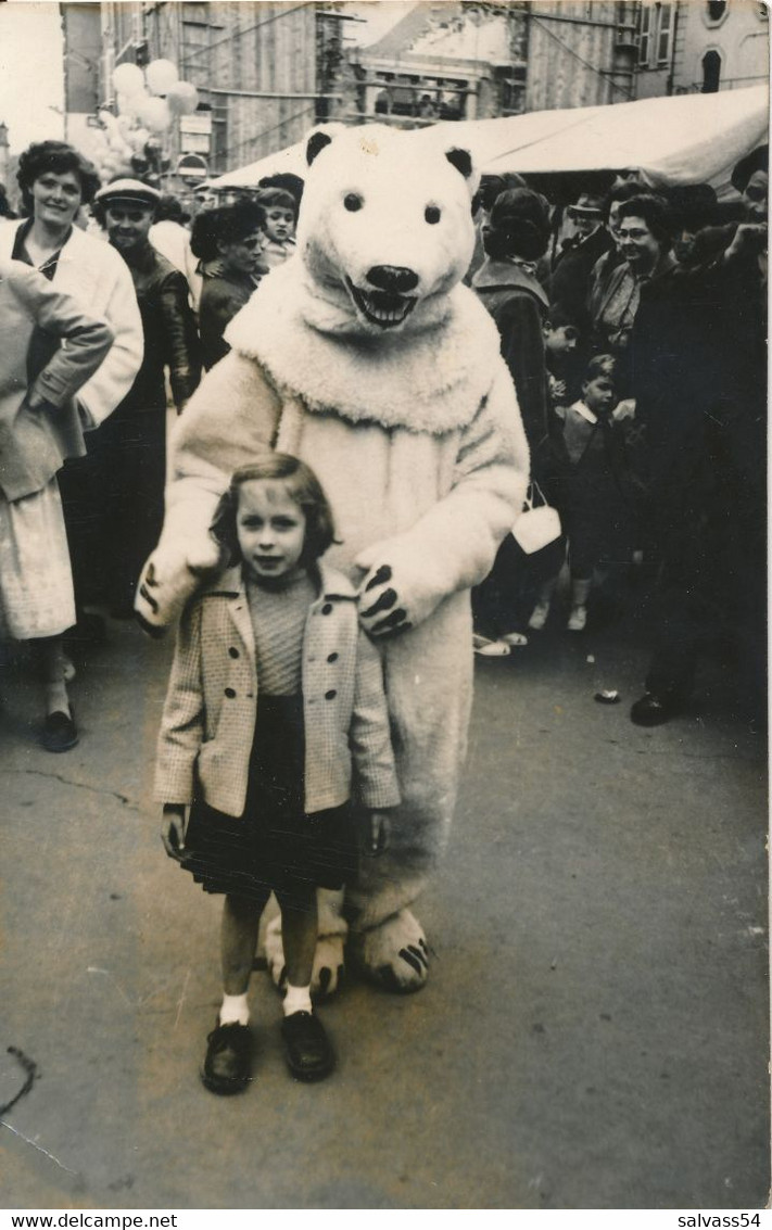 Carte-Photo : Jeune Fille Photographiée Avec Un Ours Polaire - Costume - Déguisement (Thionville - 1957) Teddy Bear - Anonymous Persons