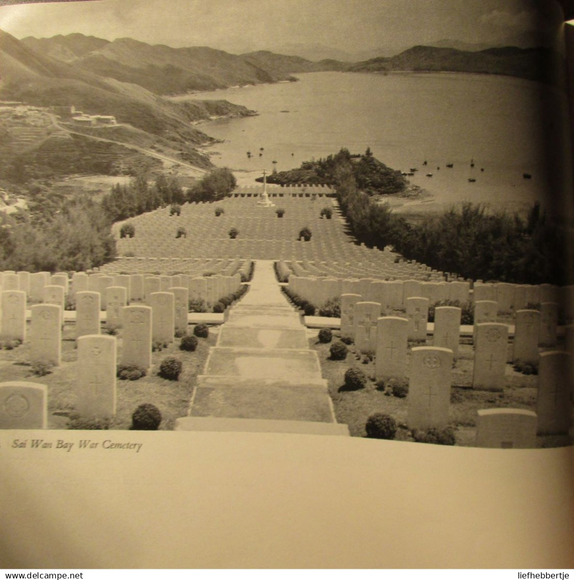 Their name liveth - volume III, part III : Pictures of Commonwealth War Cemeteries - in the East - WO I en WO II -