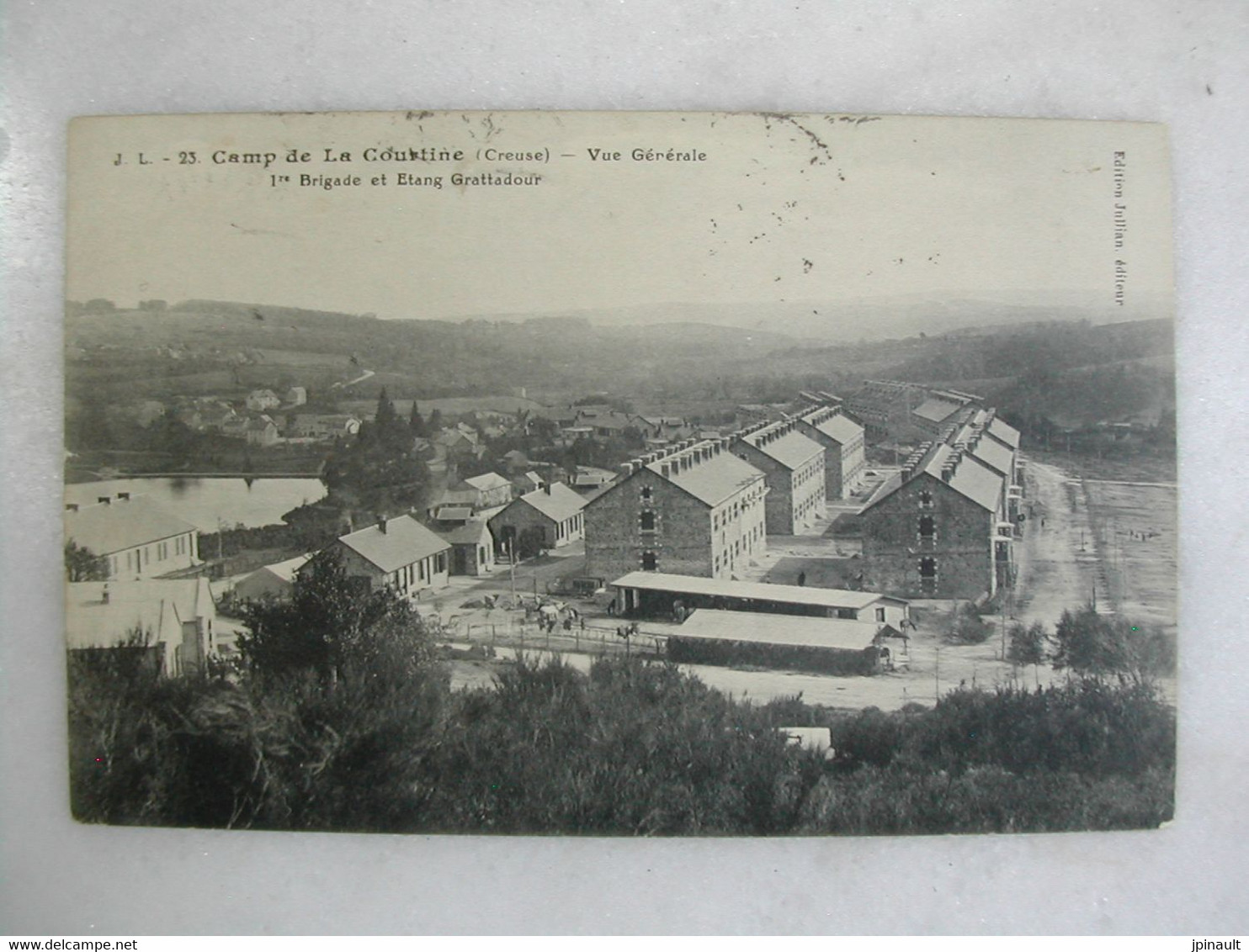 MILITARIA - CAMP DE LA COURTINE - Vue Générale - 1ère Brigade Et étang Grattadour - Caserme