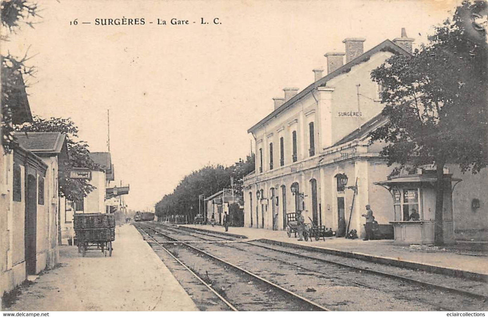 Surgères          17           Intérieur De La Gare         (voir Scan) - Surgères