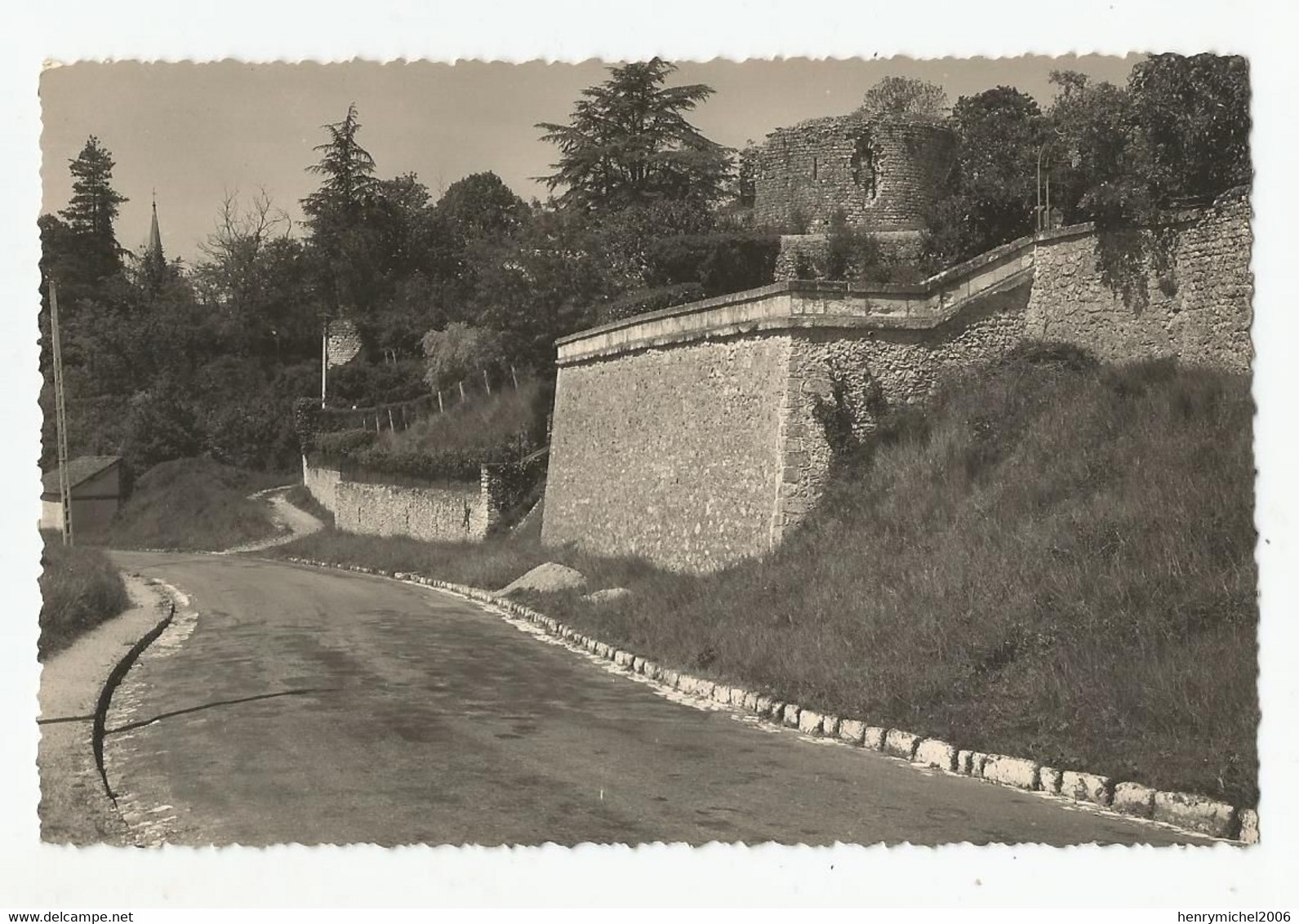 41 Les Montils Route De Montrichard Anciennes Fortifications Et Vieux Donjon Ed Aignan Bernard , Tours - Montrichard