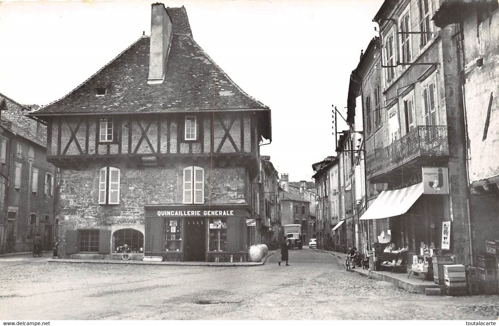 CPSM  46 ST CERE PLACE DE L HOTEL DE VILLE  épicerie  Plan Rare - Saint-Céré