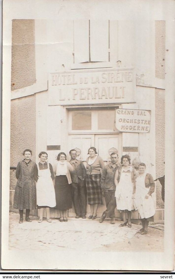 DOUE LA FONTAINE -  Carte Photo De L'Hôtel De La Sirène .  L. Perrault. - Doue La Fontaine