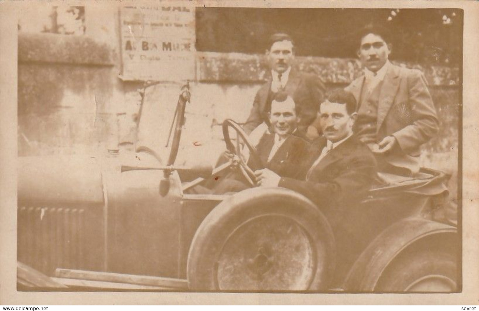 DOUE LA FONTAINE -  Carte Photo  Joyeux Drilles  Se Rendant Au Bal En Voiture - Doue La Fontaine