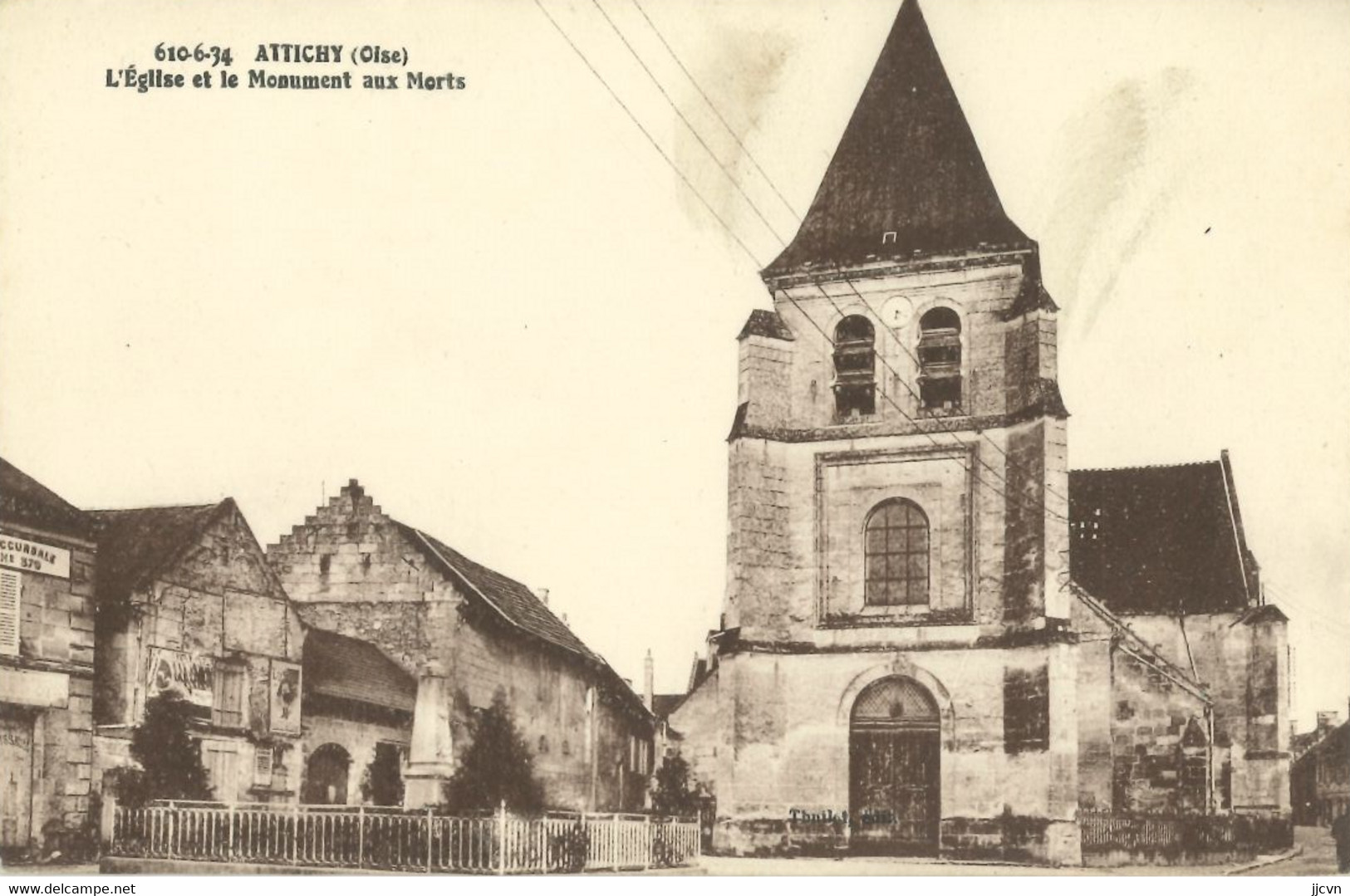 60 / Attichy - L' Eglise Et Le Monument Aux Morts - Attichy