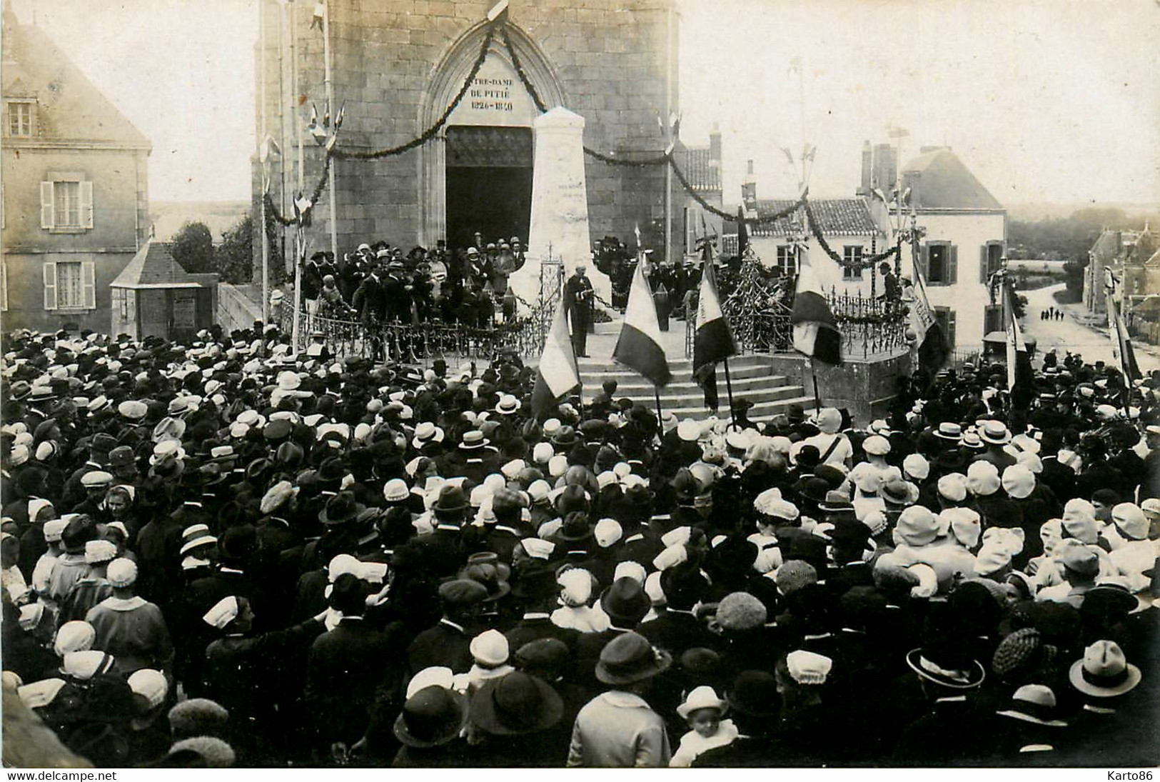 Legé * Carte Photo * Fête Inauguration ? * église Notre Dame De Pitié Et Monument Aux Morts - Legé