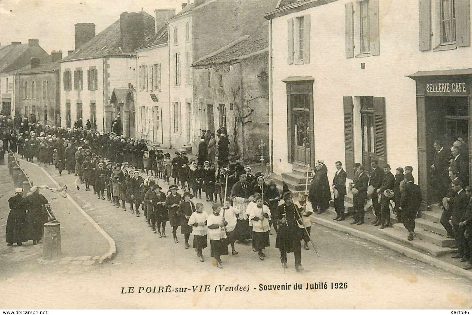 Le Poiré Sur Vie * Souvenir Du Jubilé 1926 * Enfants De Choeur * Devant Commerce Magasin Sellerie Café - Poiré-sur-Vie