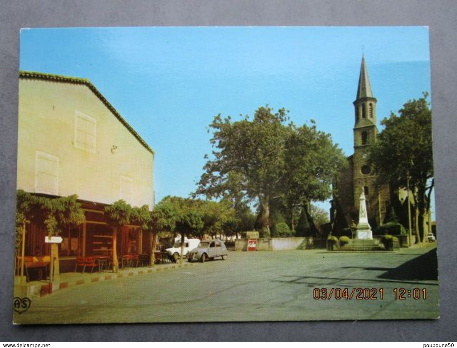 CP 81 Tarn  MONTREDON LABESSONIE ( Labessonnie)  - La Place De L'église  Monument Aux Morts - Voiture 2cv Citroen 1970 - Montredon Labessonie