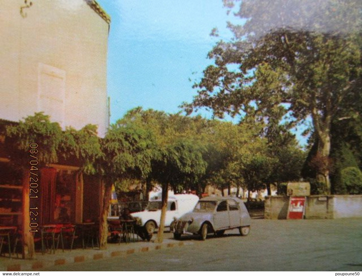 CP 81 Tarn  MONTREDON LABESSONIE ( Labessonnie)  - La Place De L'église  Monument Aux Morts - Voiture 2cv Citroen 1970 - Montredon Labessonie