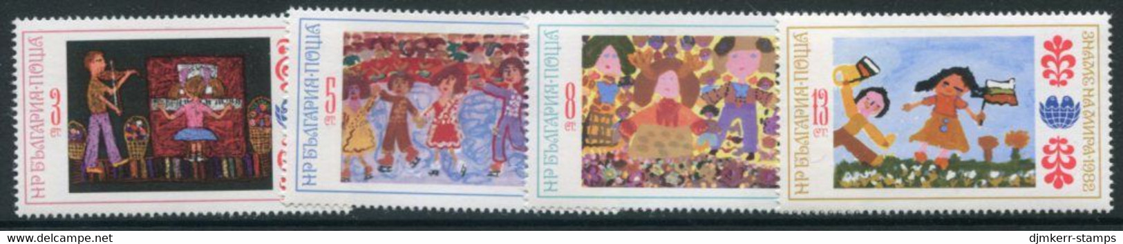 BULGARIA 1982 Banner Of Peace MNH / **.  Michel 3114-17 - Unused Stamps