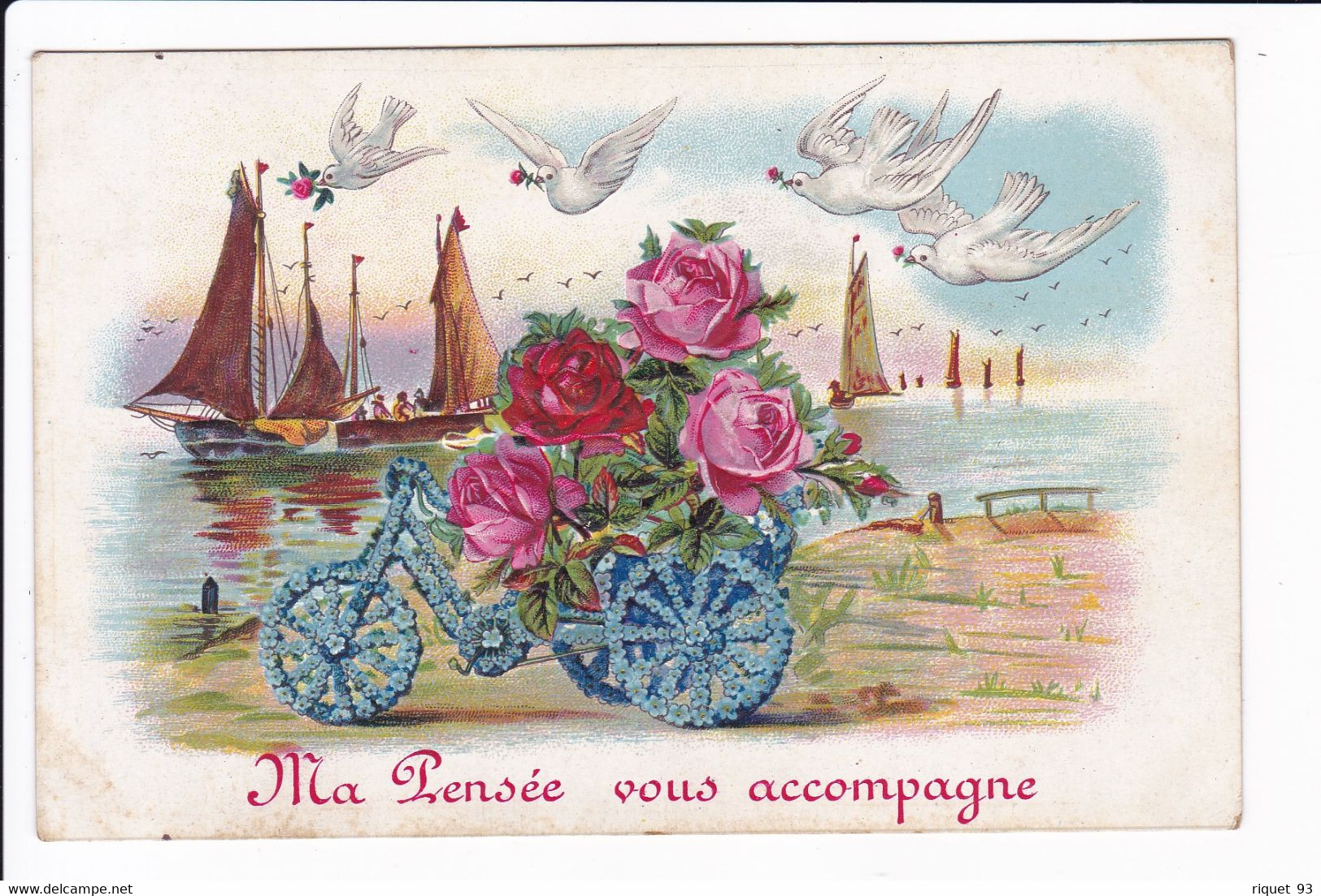 Carte Embossée "Ma Pensée Vous Accompagne"-Tricycle En Violettes Avec Bouquet De Roses Sur Fond De Mer, Bateaux,colombes - Sonstige & Ohne Zuordnung