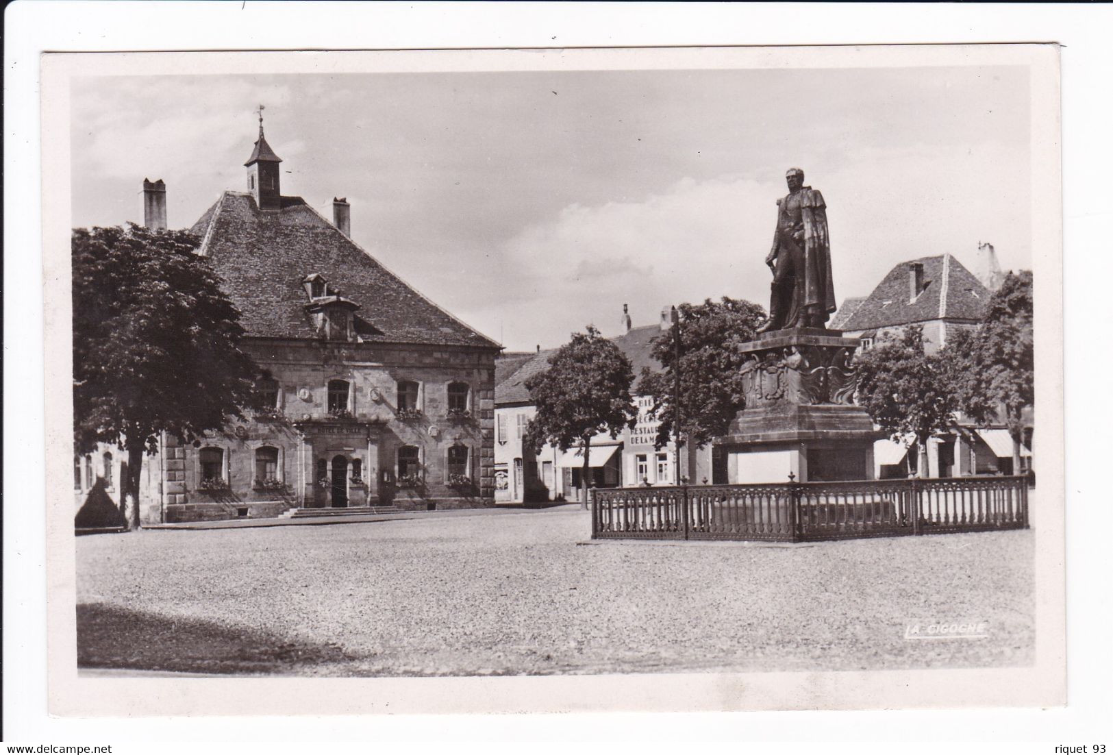 PHALSBOURG -  La  Mairie Et Le Monument Du Maréchal Mouton - Phalsbourg