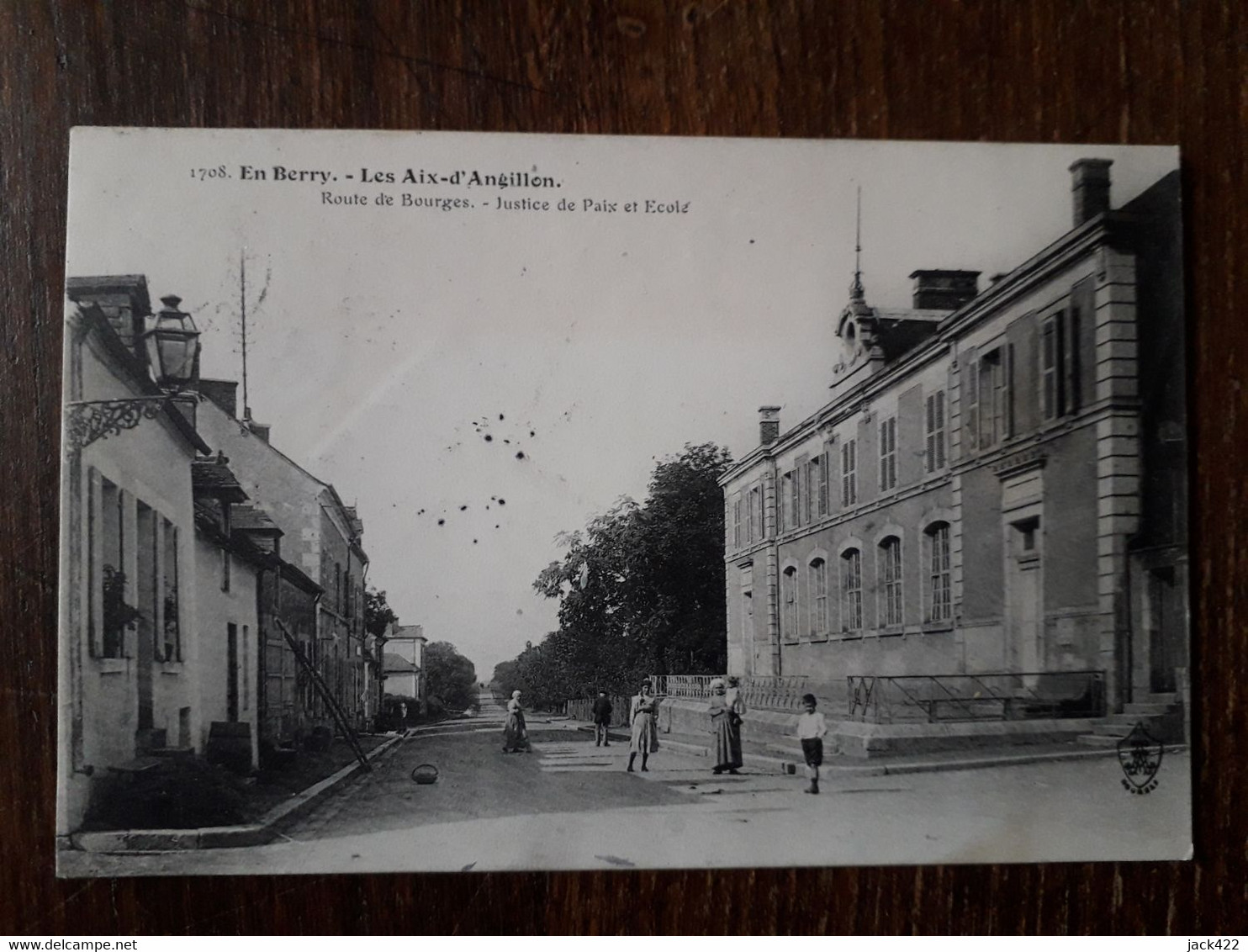 L33/176 LES AIX D'ANGUILLON . ROUTE DE BOURGES . JUSTICE DE PAIX ET ECOLE - Les Aix-d'Angillon